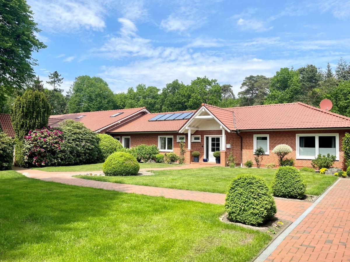 Landhaus Am Wald Mit Garten Mit 1 Schlafnische Und 1 Schlafzimmer Aurich Exterior foto